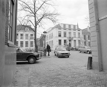 65170 Gezicht op de voorgevel van het huis Nieuwegracht 69A te Utrecht, vanuit de ingang van de Schalkwjkstraat, uit ...